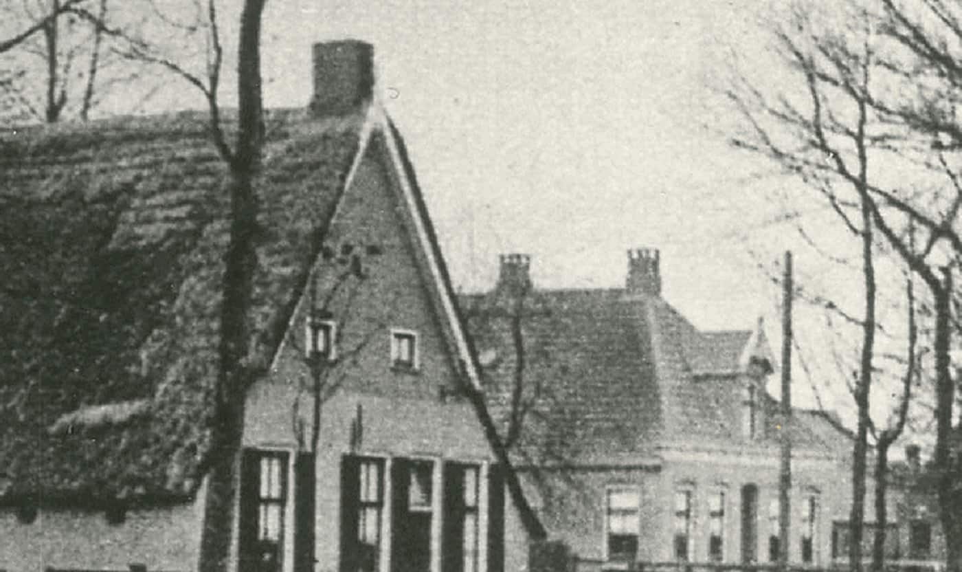 De Zaagkoele aan de Brink met de brandkuil ervoor in 1929